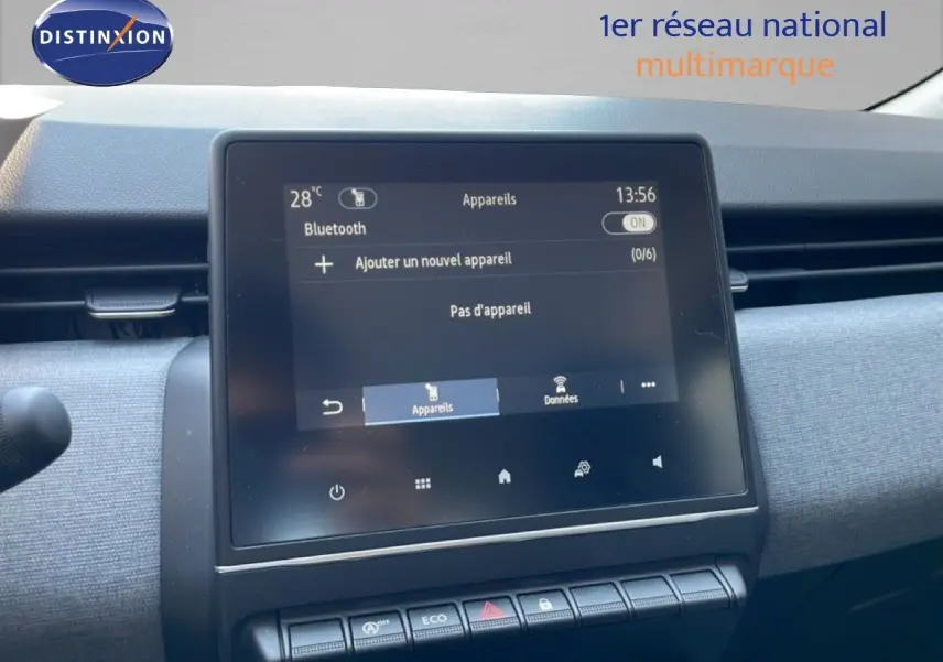 Vue intérieure centrée sur l'écran tactile du tableau de bord de la Renault Clio noir étoile métal, affichant les options Bluetooth.