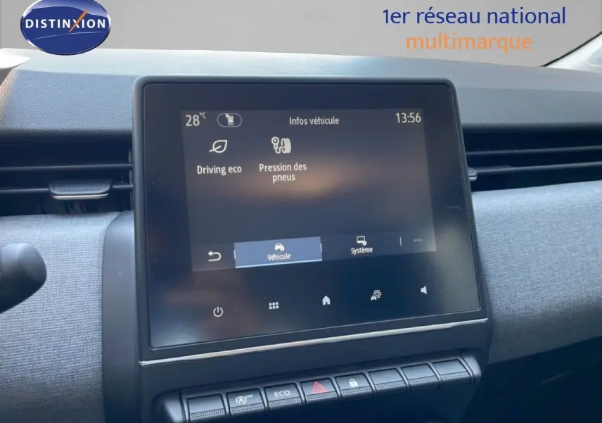 Écran tactile central de la Renault Clio V Bluetci noir étoile métal, affichant les infos véhicule en intérieur.