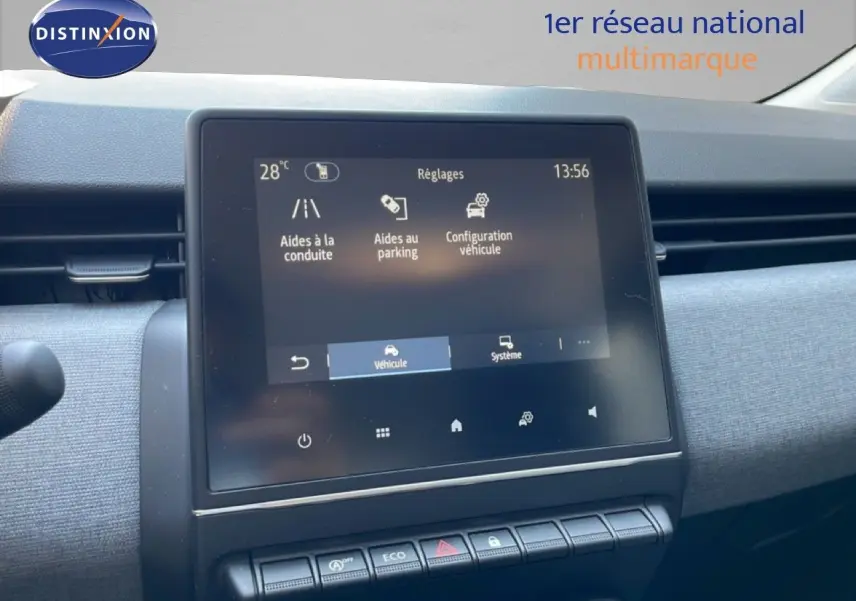 Écran tactile central affichant les aides à la conduite et configuration, intérieur tissu gris de la Renault Clio noir étoile métal.