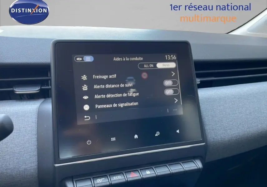 Vue rapprochée de l’écran tactile central du tableau de bord de la Renault Clio noire étoile métal, affichant les aides à la conduite.