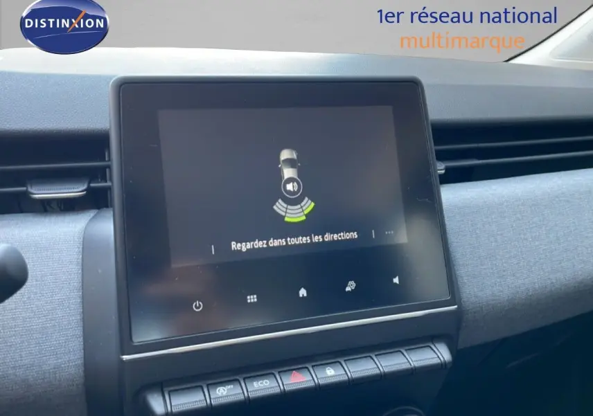 Vue rapprochée de l’écran tactile central de la Renault Clio noire étoile métal, affichant l’aide au stationnement.