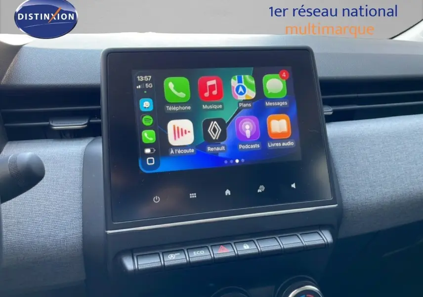 Vue intérieure du tableau de bord de la Renault Clio noire étoile métal, avec écran tactile central affichant Apple CarPlay.