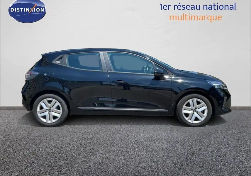 Profil droit d'une Renault Clio noire étoile métal 2025, finition V BlueDCi 100ch Evolution, avec jantes alliage et lignes épurées.