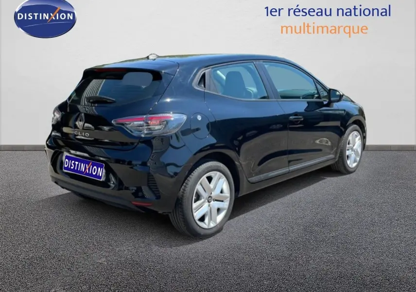 Renault Clio noir étoile métal vue 3/4 arrière droit, avec feux arrière LED et jantes argentées.