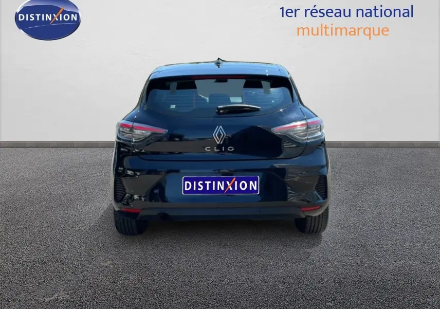 Vue arrière d'une Renault Clio V BluedCi 100ch Evolution noire étoile métal avec feux LED et logo distinctif Renault.
