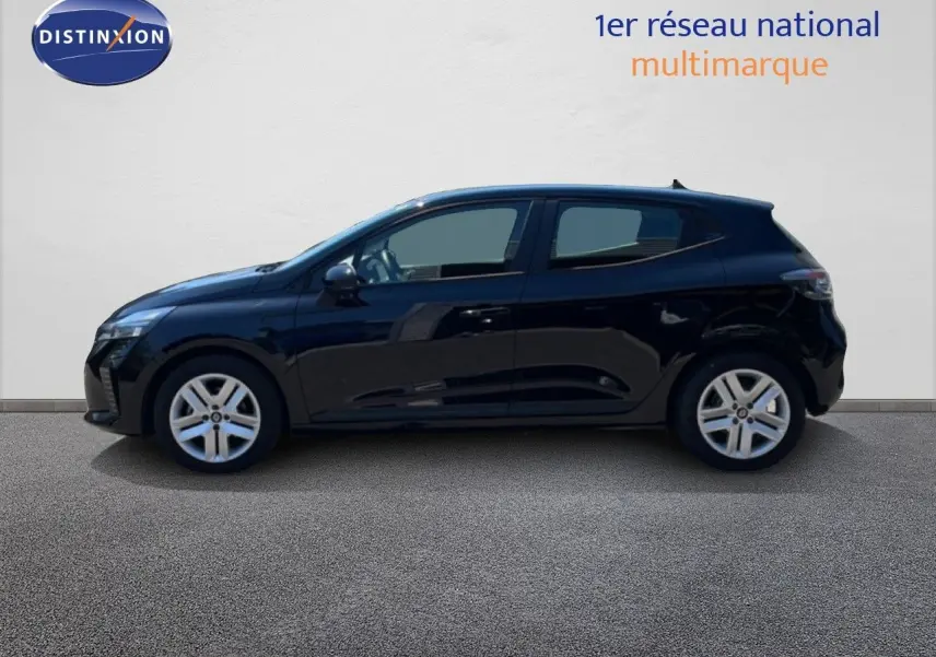 Profil droit d'une Renault Clio 2025 noir étoile métal, avec jantes alliage et lignes épurées visibles.