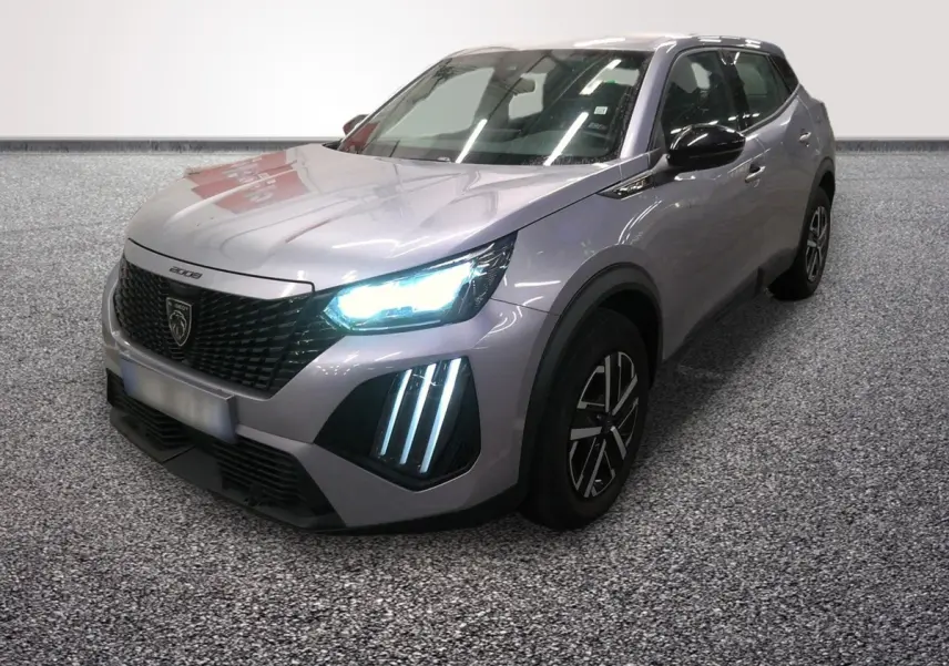 Peugeot 2008 Hybrid gris clair vue 3/4 avant droit avec phares LED allumés et calandre noire distinctive.