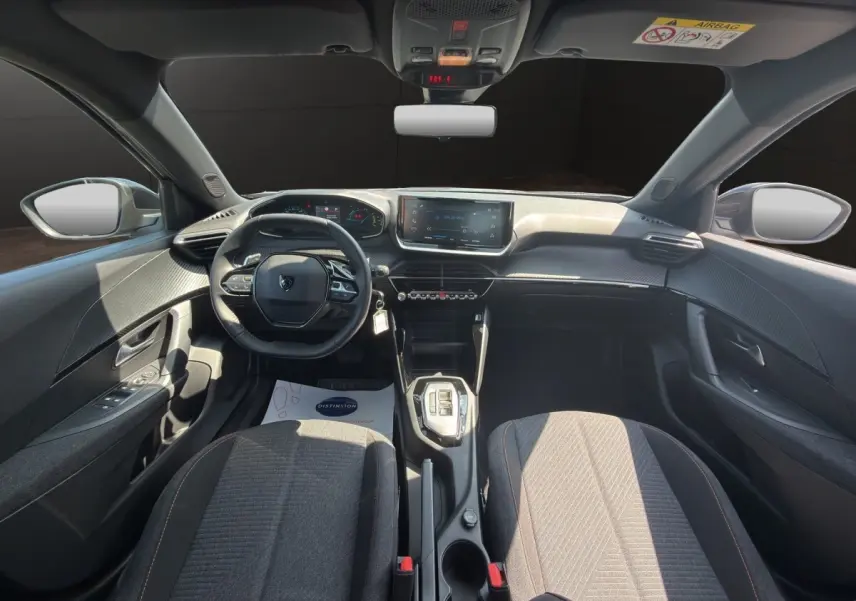 Vue intérieure avant du Peugeot 2008 Hybrid 145 e-DCS6 Style 2025, volant cuir multifonctions et écran tactile central.
