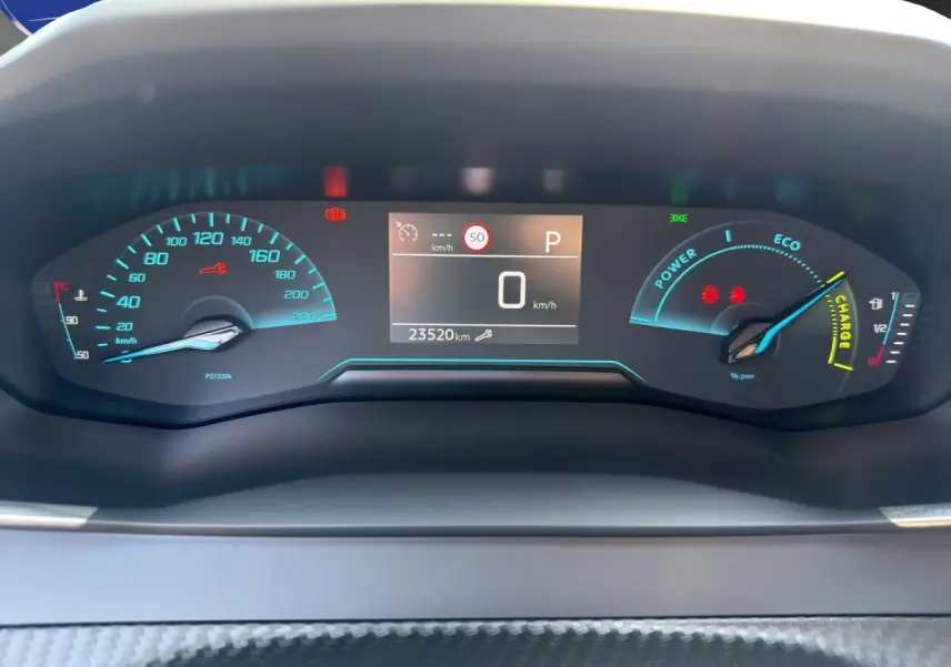 Vue rapprochée du combiné d'instruments numérique du Peugeot 2008 Hybrid 145 e-DCS6 STYLE affichant vitesse, charge et kilométrage.