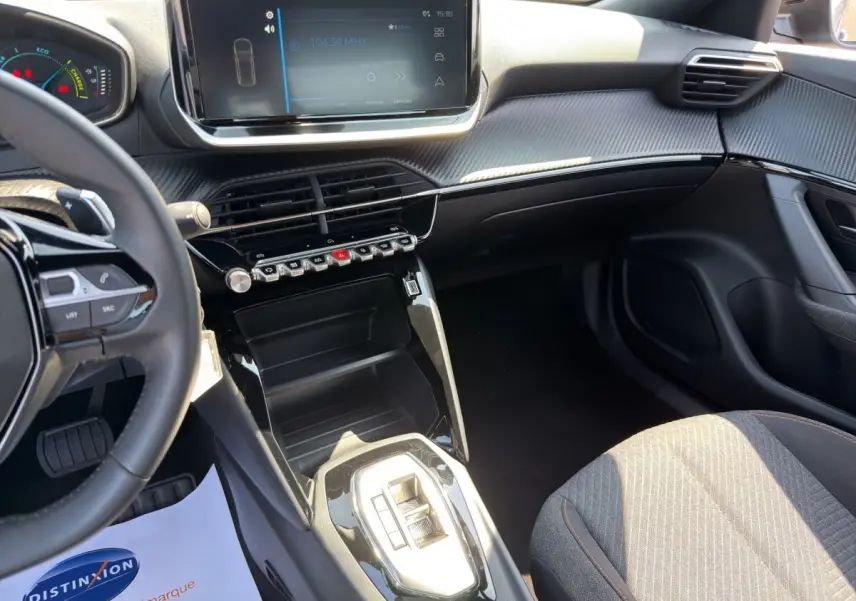 Intérieur du Peugeot 2008 Hybrid 145 e-DCS6 STYLE 2025, vue côté passager, tableau de bord et écran tactile noir.