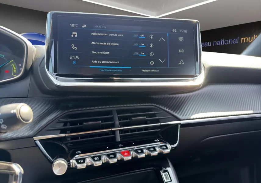 Vue intérieure du tableau de bord du Peugeot 2008 Hybrid 145 e-DCS6 STYLE avec écran tactile et commandes en ligne chromées.