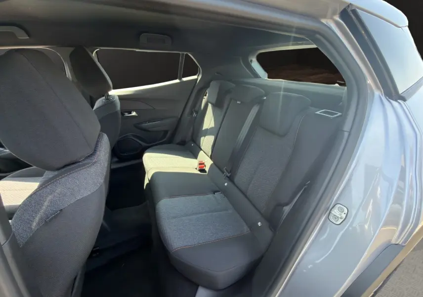 Vue intérieure côté droit sur la banquette arrière grise du Peugeot 2008 Hybrid 145 e-DCS6 STYLE 2025.