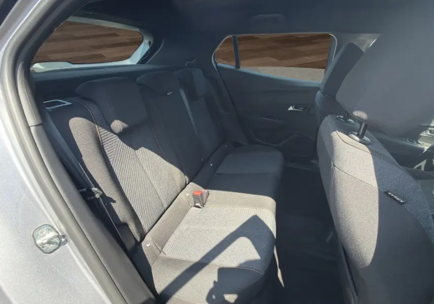 Vue intérieure côté gauche montrant la banquette arrière grise du Peugeot 2008 Hybrid 145 e-DCS6 STYLE 2025.