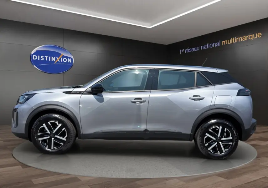 Peugeot 2008 Hybrid 145 e-DCS6 STYLE gris clair vue profil droit en intérieur avec jantes noires et détails noirs.
