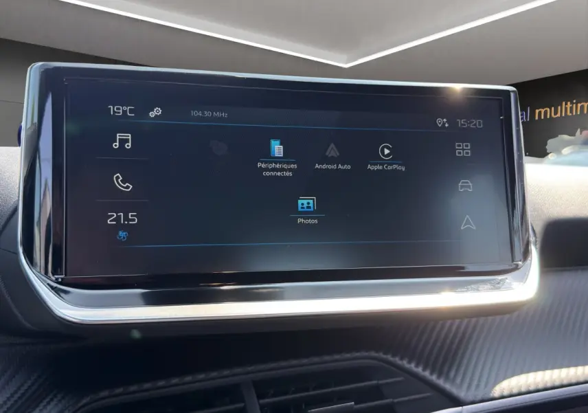Écran tactile central du tableau de bord du Peugeot 2008 Hybrid 145 gris clair, affichant Android Auto et Apple CarPlay.