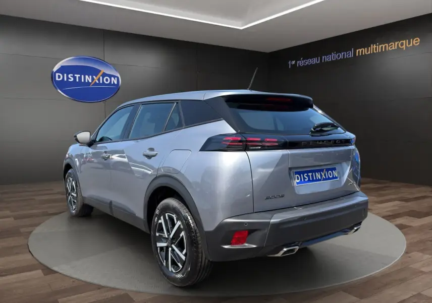 Peugeot 2008 Hybrid gris clair vue 3/4 arrière droit, avec feux LED et jantes alliage distinctives.