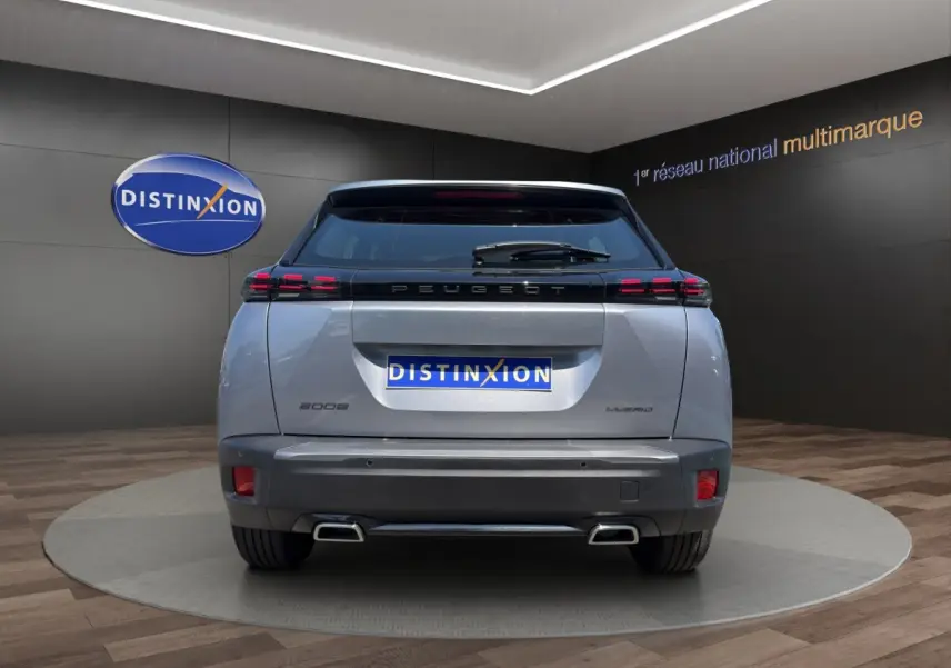 Vue arrière d'un Peugeot 2008 Hybrid gris clair avec feux LED et double sortie d'échappement rectangulaire.