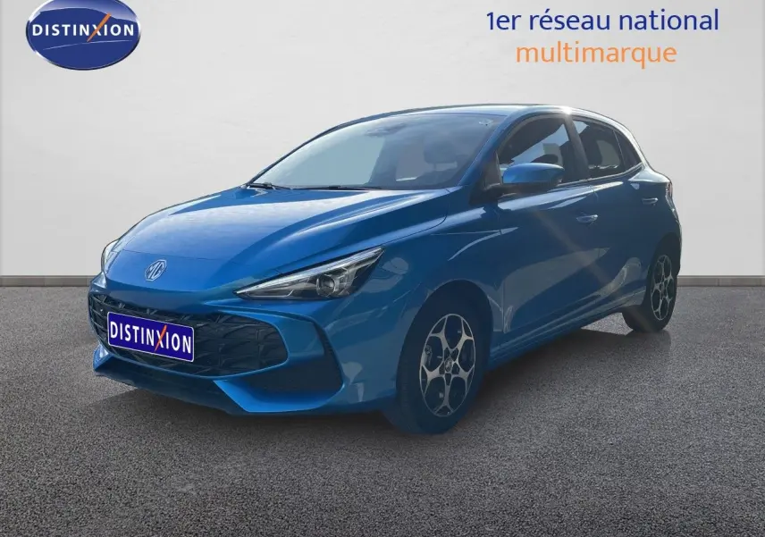 Vue 3/4 avant d'une MG3 1.5L Hybrid+ 195ch Comfort en bleu Como Metal avec jantes alliage et calandre noire.