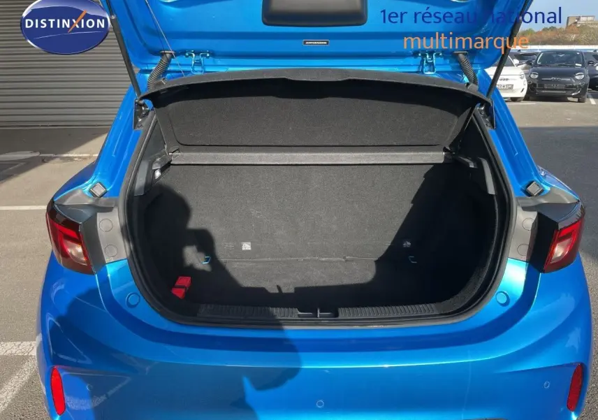 Coffre ouvert vu de l'arrière d'une MG3 1.5L Hybrid+ 195ch Comfort en bleu Como Metal, avec intérieur de coffre noir.