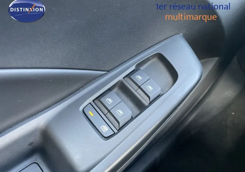 Gros plan sur les commandes des vitres électriques côté conducteur de la MG3 1.5L Hybrid+ 2024 en intérieur noir.