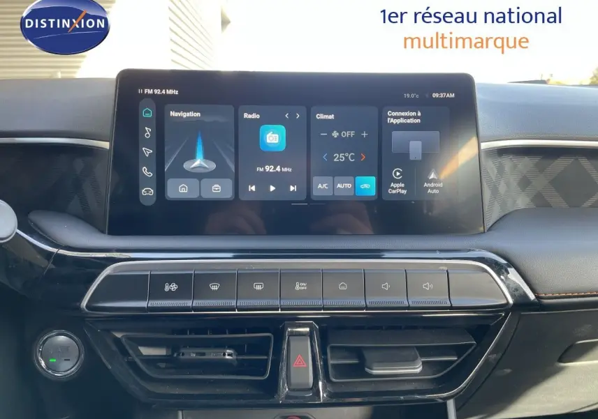 Vue rapprochée du tableau de bord de la MG3 1.5L HYBRID+ 2024 avec écran tactile et commandes climatisation, intérieur noir.