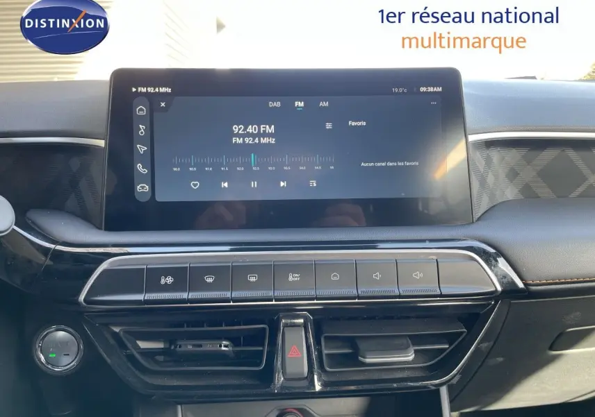 Vue intérieure centrée sur l'écran tactile et la console centrale du tableau de bord du MG3 2024 en finition Comfort.