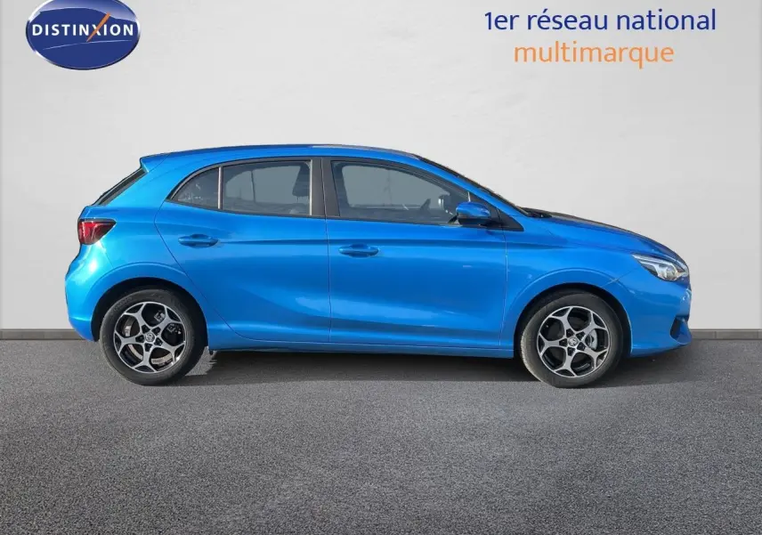 Vue de profil côté droit d'une MG3 1.5L Hybrid+ 195ch en bleu Como Metal, avec jantes alliage et lignes dynamiques.