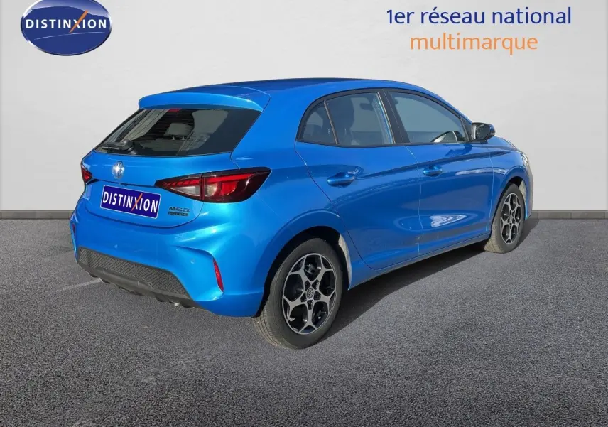 Vue 3/4 arrière droite de la MG3 1.5L Hybrid+ 195ch en bleu Como Metal avec jantes alliage et feux arrière LED.