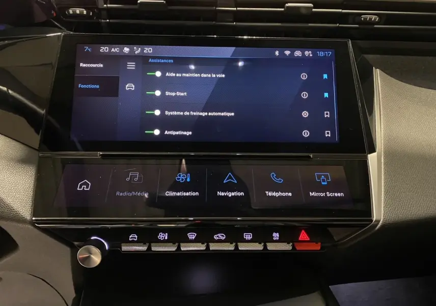 Écran tactile central de la Peugeot 308 2024 noir Perla Nera affichant les aides à la conduite et la climatisation.