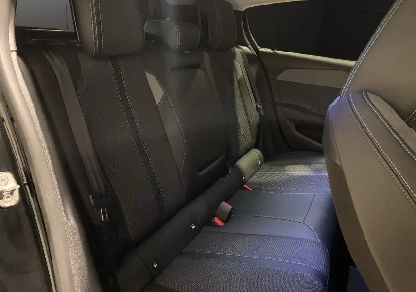 Vue intérieure côté gauche des sièges arrière noirs en tissu et cuir de la Peugeot 308 2024.