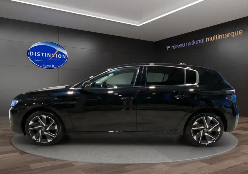 Profil côté gauche de la Peugeot 308 noire Perla Nera 2024, avec jantes alliage et lignes épurées visibles en showroom.