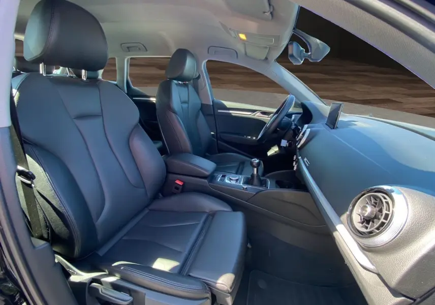 Intérieur noir cuir de l'Audi A3 Sportback 2020, vue côté droit sur sièges sport et tableau de bord avec écran central.