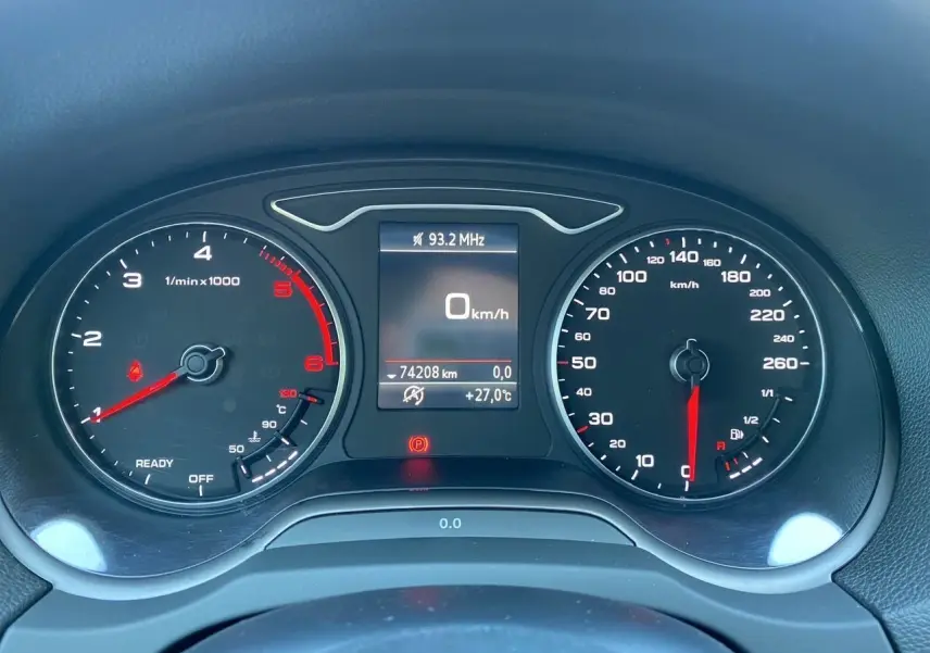 Tableau de bord de l'Audi A3 Sportback 2020 montrant compte-tours, vitesse à 0 km/h et écran central avec température extérieure.