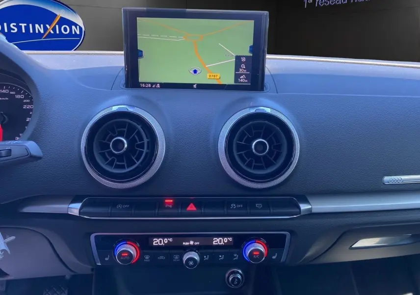Tableau de bord de l'Audi A3 Sportback 2020 avec écran GPS central et commandes climatisation automatique double zone.