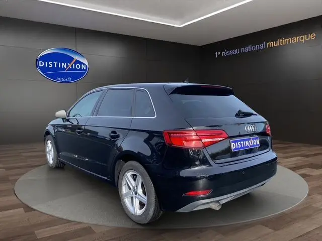 Audi A3 Sportback noir vue 3/4 arrière droit, feux LED et jantes alliage 16 pouces design étoile visibles.