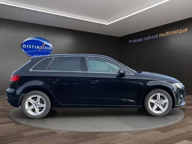 Profil côté gauche d'une Audi A3 Sportback noire 2020 avec jantes alliage 16 pouces et feux arrière LED visibles.