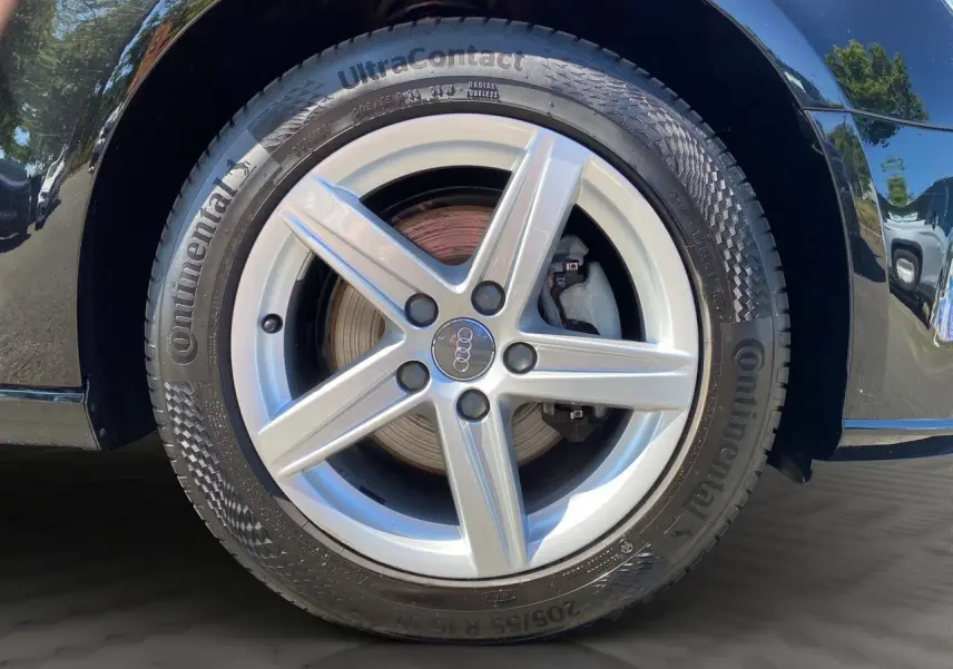 Gros plan sur la jante alliage 16 pouces à 5 branches étoile d'une Audi A3 Sportback noire, pneu Continental visible.