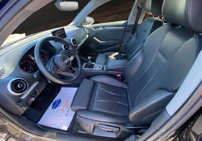 Intérieur noir cuir chauffant d'une Audi A3 Sportback 2020, vue côté conducteur avec tableau de bord et levier manuel.