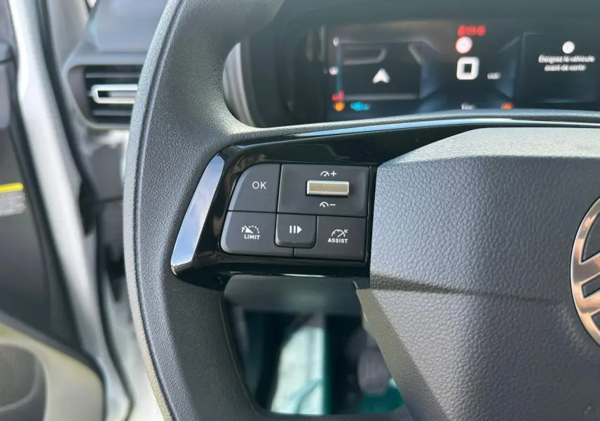 Vue rapprochée de la planche de bord noire du Citroën Berlingo III avec écran tactile 10 pouces en premier plan.