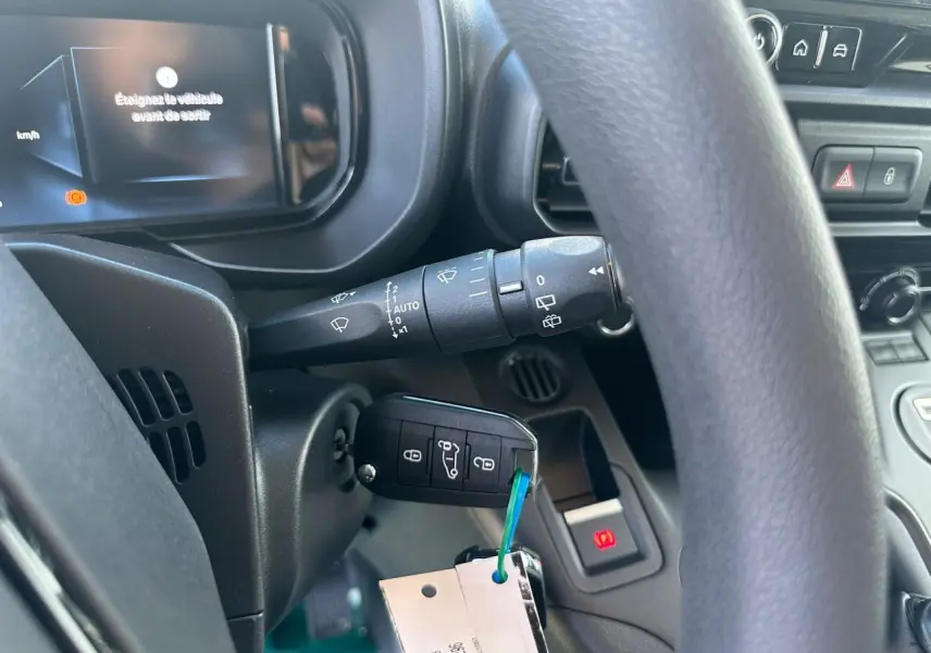 Combiné numérique 10 pouces affichant la vitesse et la navigation dans un Citroën Berlingo blanc, vue de face.
