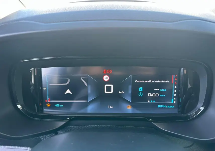 Vue intérieure côté conducteur du tableau de bord noir du Citroën Berlingo blanc avec écran numérique 10 pouces.