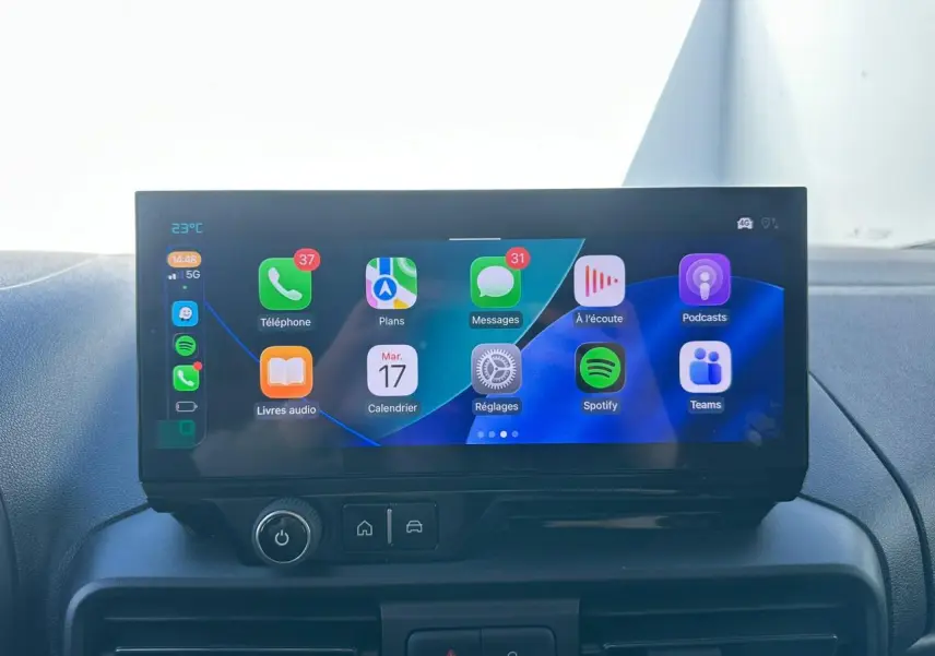 Écran tactile 10 pouces du tableau de bord du Citroën Berlingo blanc Icy, affichant la navigation GPS en mode 3D.