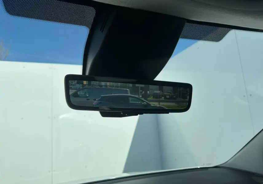 Vue intérieure en gros plan du plafonnier gris clair du Citroën Berlingo III blanc Icy avec commandes intégrées.