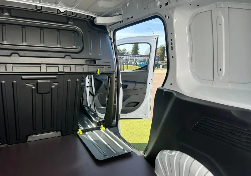 Écran tactile 10 pouces du tableau de bord du Citroën Berlingo blanc, affichant navigation et radios favorites.