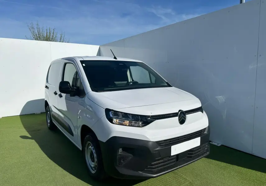 Profil droit du Citroën Berlingo III blanc Icy, fourgon utilitaire avec protections noires et jantes tôle grises.