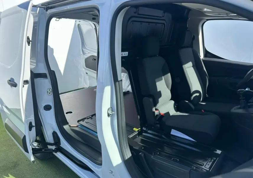 Vue côté gauche du Citroën Berlingo blanc Icy avec portes ouvertes montrant l’habitacle et l’espace de chargement.