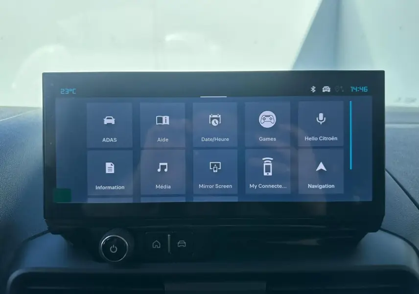 Écran tactile 10 pouces du tableau de bord du Citroën Berlingo blanc, affichant menu connecté et options.