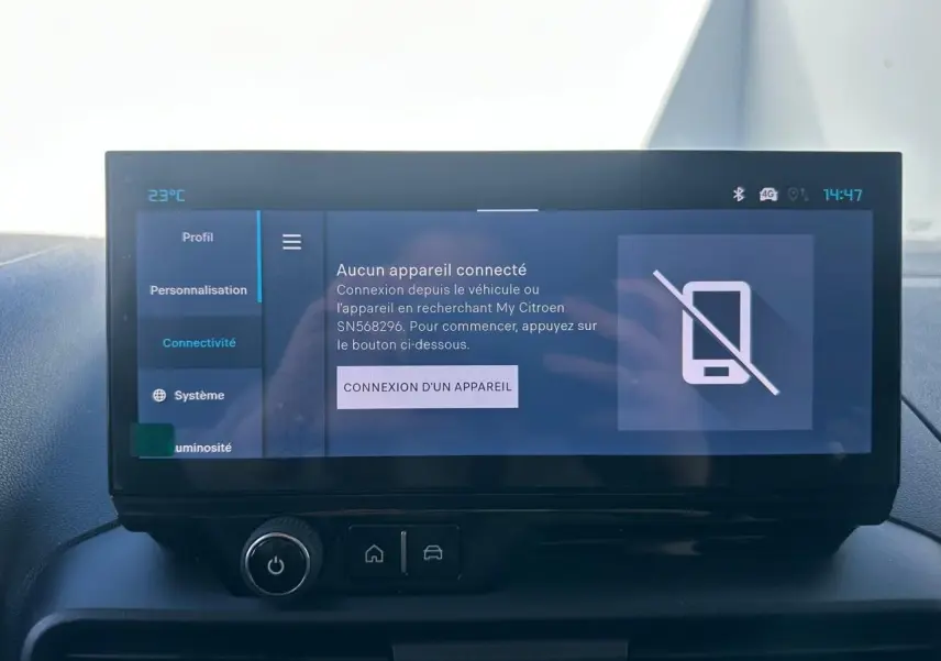 Écran tactile central 10 pouces du tableau de bord du Citroën Berlingo blanc, affichant la connexion d'appareil désactivée.