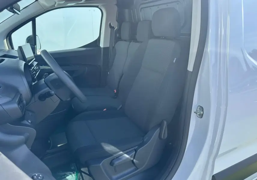 Vue 3/4 avant d’un utilitaire Citroën Berlingo blanc Icy avec pare-chocs noir mat et jantes tôle grises.