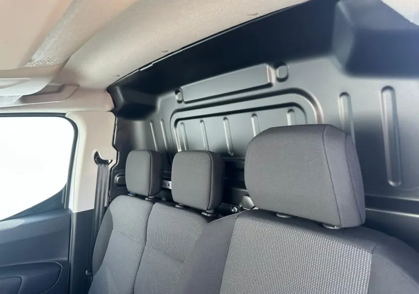 Gros plan sur le feu arrière supérieur et la caméra de recul du Citroën Berlingo blanc icy, vue arrière droite.